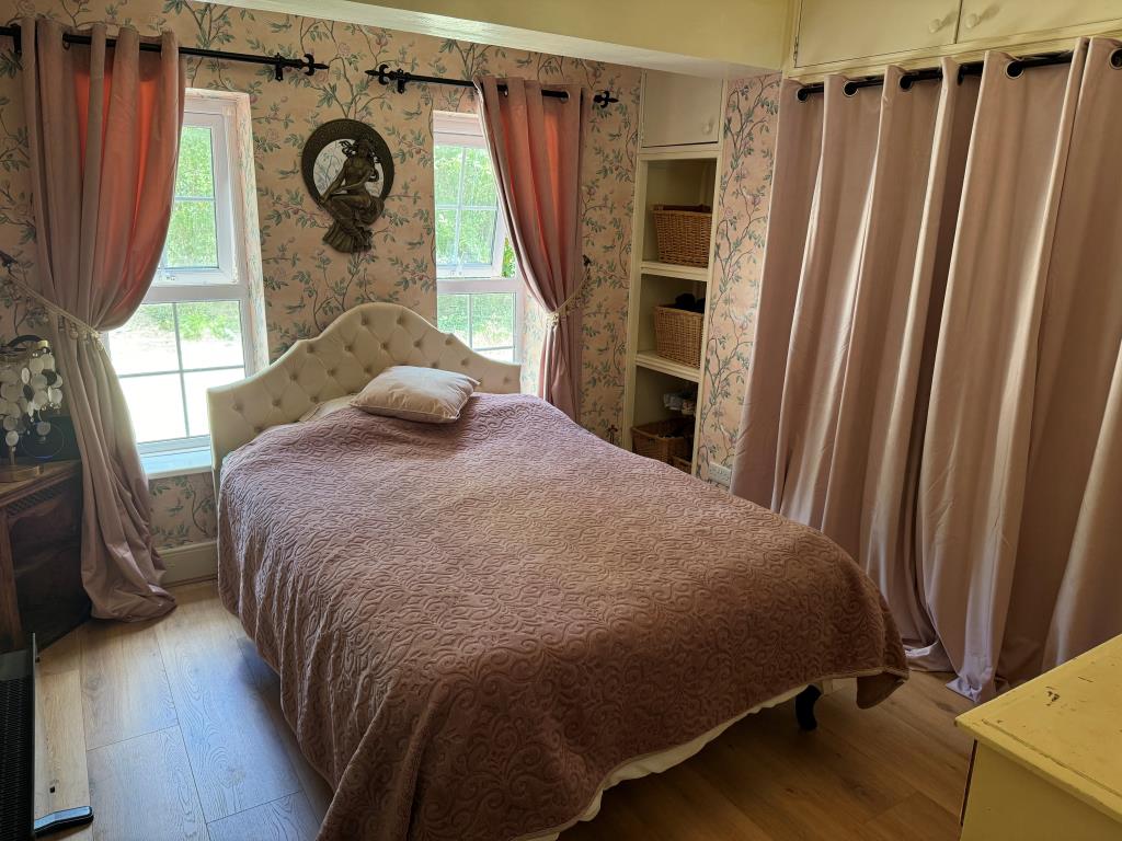 Lot: 80 - DETACHED BUNGALOW WITH POTENTIAL ON 1.6 ACRE PLOT - One of the Bedrooms